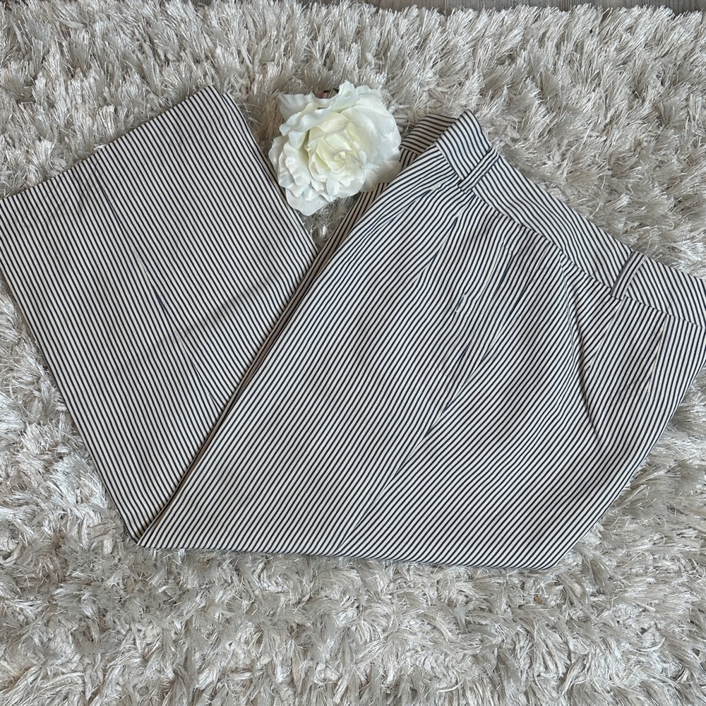 EUC Talbots Seersucker Blue & White Cropped Siln Blend Striped Trousers, 6